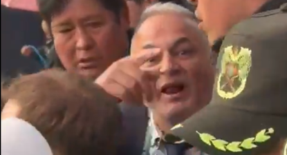 El presidente de la Federación Boliviana de Fútbol, Fernando Costa, se quiso tomar a golpes con un hincha luego del empate ante la selección uruguaya en La Paz por Eliminatorias