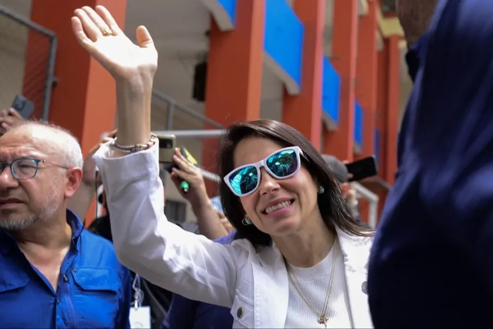 Luisa González, la candidata favorita en las encuestas en Ecuador llega al lugar de votación.