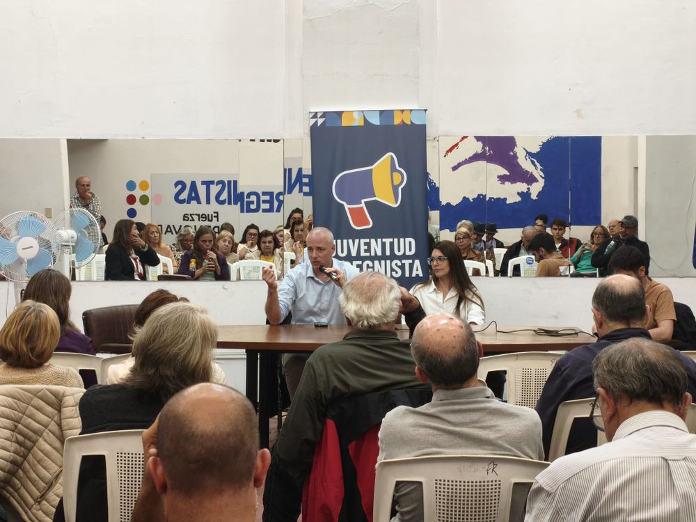 Germán Benítez y Patricia Soria disertando ante militantes frenteamplistas