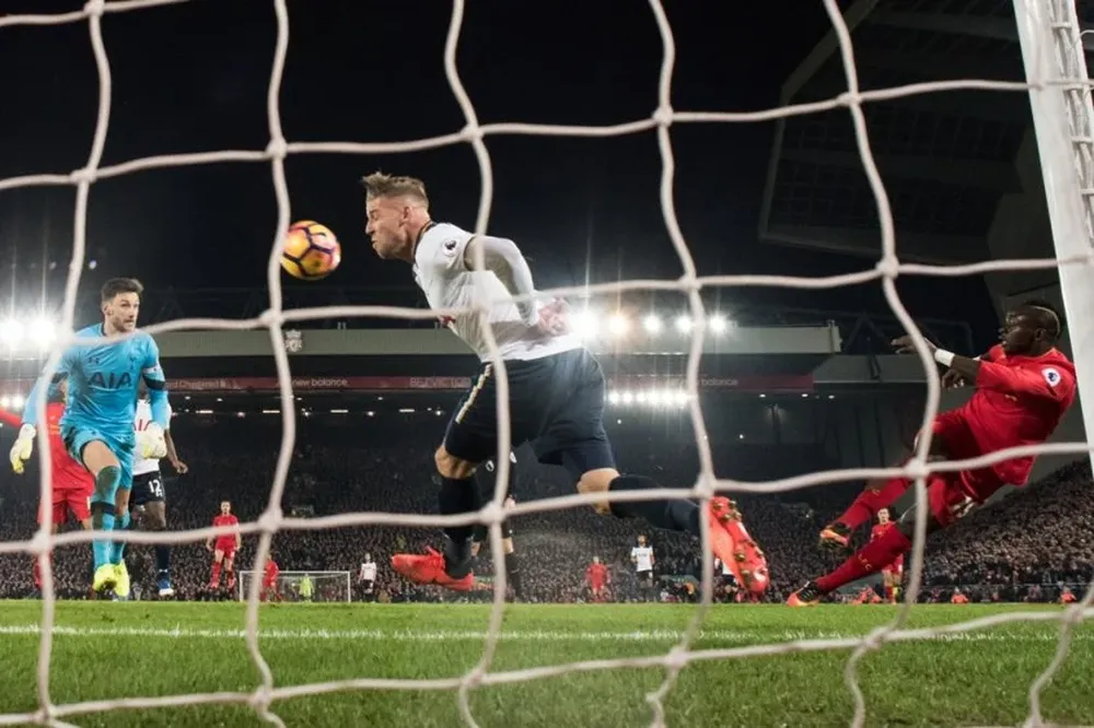 Sadio Mané marcó los dos goles de Liverpool ante Spurs
