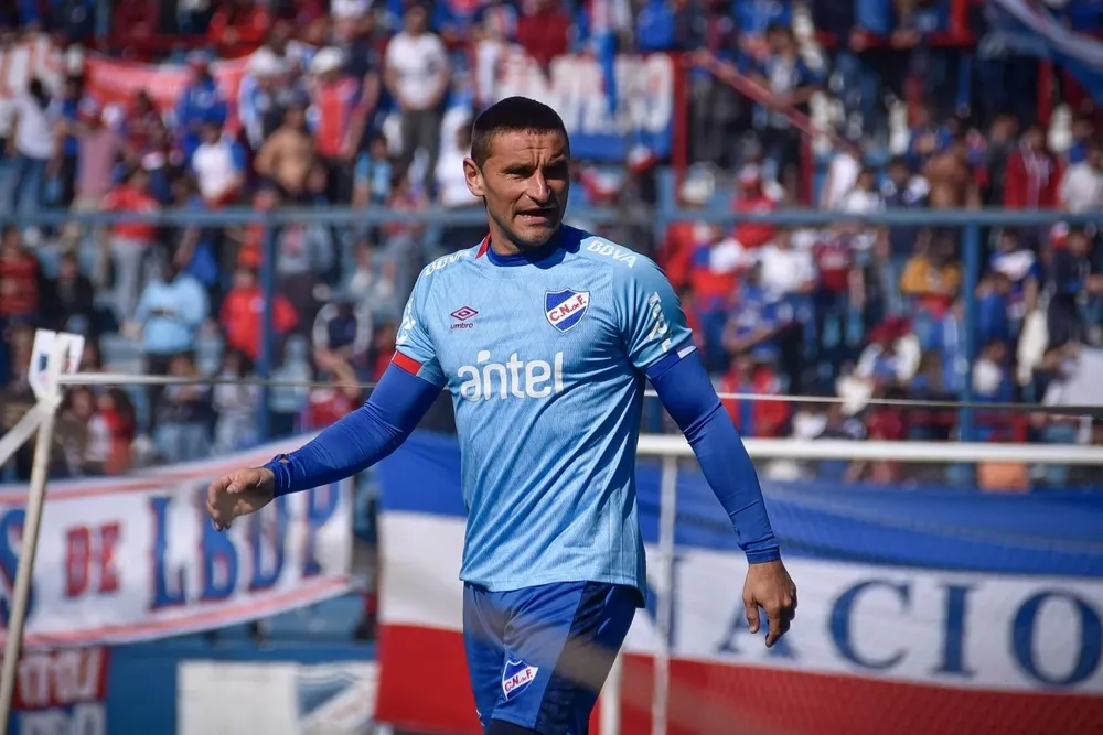 Bergessio en el banderazo previo al clásico