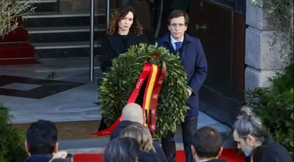 Isabel Díaz Ayuso y José Luis Martínez-Almeida, durante una ofrenda floral