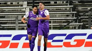 Guillermo De los Santos celebra el gol del empate de Defensor Sporting junto a Facundo Bernal