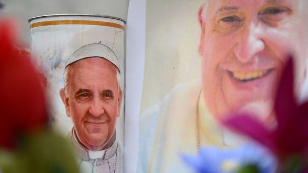 Los fieles acuden cada día a las puertas del hospital Gemelli de Roma, donde dejan flores, velas y recuerdos para desearle una pronta recuperación al papa Francisco.
