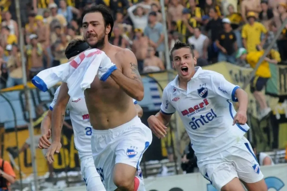 El festejo tras el gol de Recoba, de penal, para el 2-1 de los albos en el Apertura 2011/12