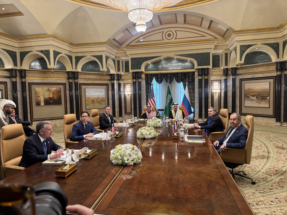 La diplomacia de Estados Unidos y Rusia reunida en Riad.