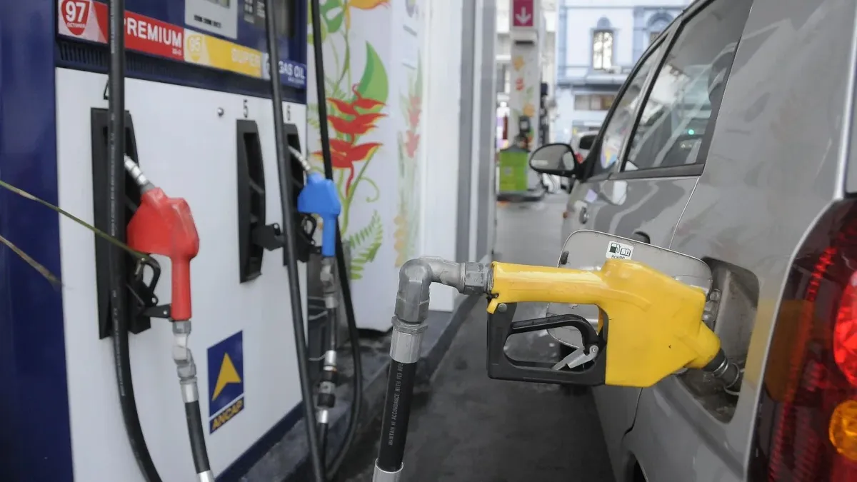 Anuncio de suba en precio de combustibles y Semana de Turismo provocaron aumento de la demanda en estaciones de servicio, según Unvenu