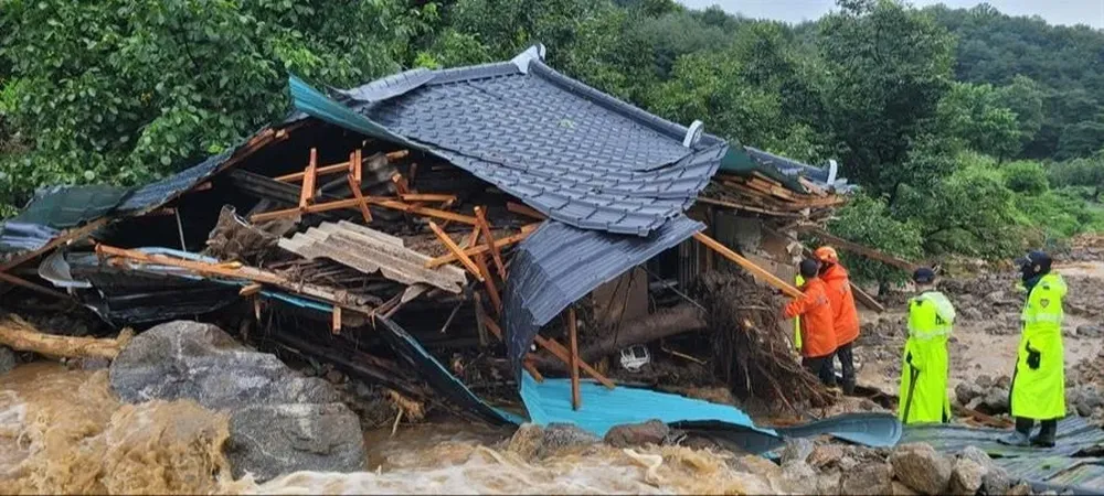 Rescatistas trabajan en zonas inundadas de Corea del Sur