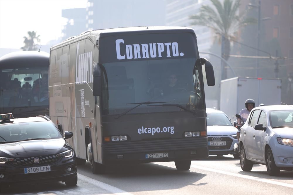 Un autocar con mensajes contra el presidente del Gobierno, Pedro Sánchez. EUROPA PRESS