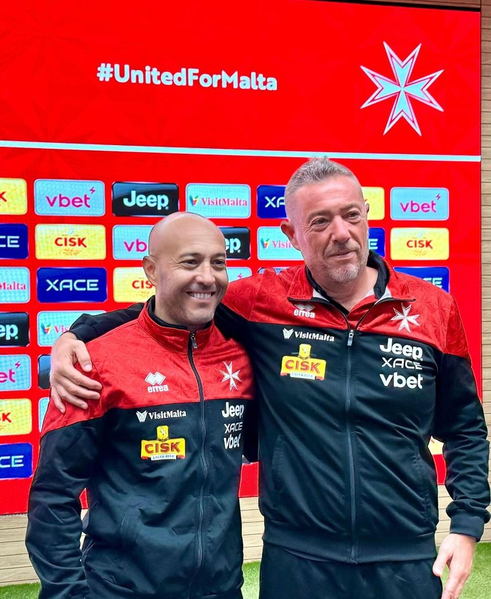 Javier Chevantón y Davide Mazzota, los dos técnicos de la selección de Malta que juega los distintos torneos en Europa