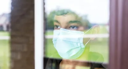 “Soy feo, madre”: jóvenes todavía usan tapabocas por vergüenza a mostrar su rostro