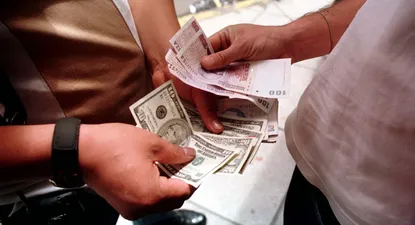 Cambio de dólares por pesos argentinos en el mercado negro (archivo)