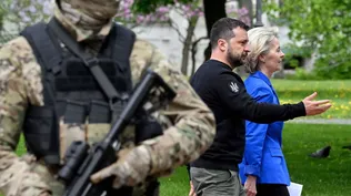 El presidente de Ucrania, Volodymyr Zelensky (centro), y la presidenta de la Comisión Europea, Ursula von der Leyen (derecha), caminan después de sus conversaciones en Kiev.