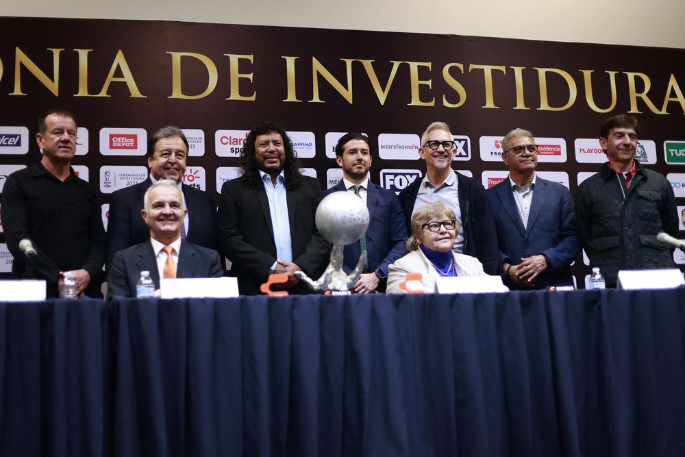 El exfutbolista brasileño 'Dunga' (i), el periodista mexicano Antonio Moreno (2-i), el colombiano René Higuita (3-i), el inglés Gary Lineker (3-d), los mexicanos Luis Flores (2-d) y Miguel España (d) y abajo el brasileño Milton Queiroz 'Tita' posan este martes, en una rueda de prensa previo a su ingreso al Salón de la Fama del fútbol nacional e internacional en Pachuca   