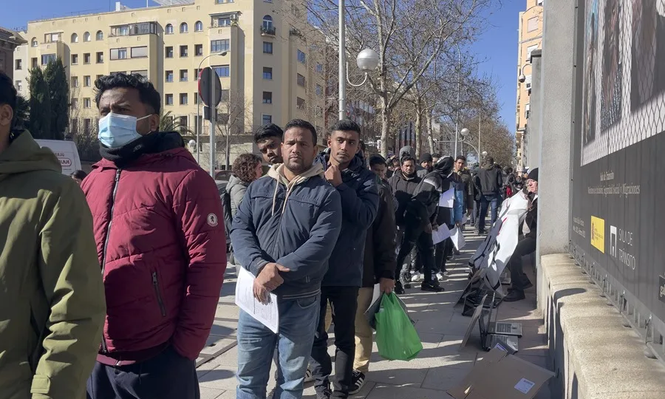Cola en una oficina de extranjería.