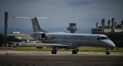 Un avión militar brasileño despega del aeropuerto del Galeao con destino a Israel como parte de la operación de repatriación.