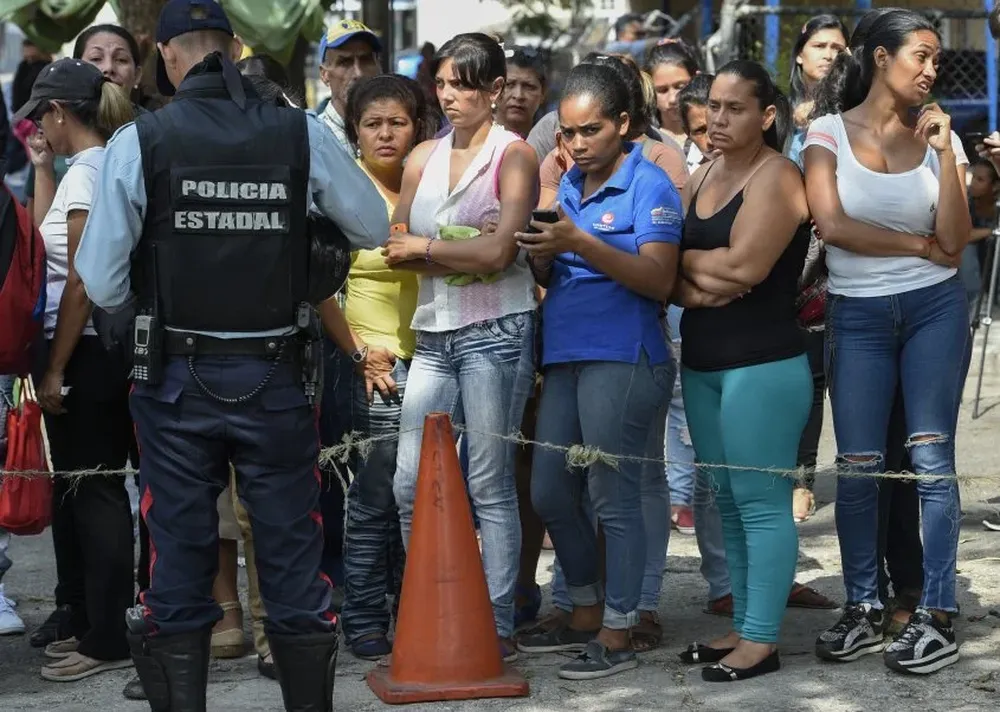 Familiares de los presos esperan información.