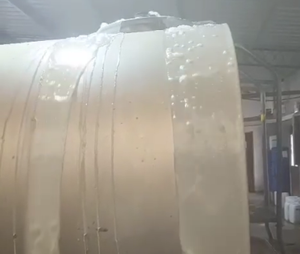 Tamberos difundieron un nuevo video en el que se ve desborde de leche de un tanque de frío.