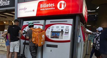 Personas frente a una máquina de venta de billetes en la estación Madrid-Atocha Cercanías. EUROPA PRESS