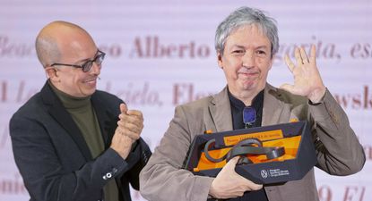 El escritor mexicano David Toscana gana el XXIX Premio Alfaguara con El ejército ciego