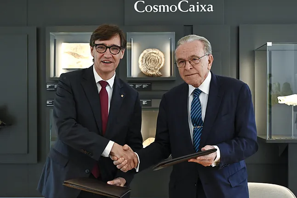 El presidente de la Generalitat, Salvador Illa, y el presidente de la Caixa, Isidro Fainé, durante la presentación de un convenio el pasado año