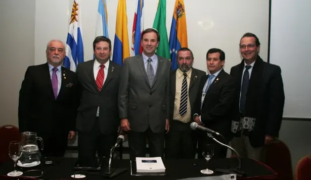 Mario Stefanoli acompañado de algunos invitados que realizaron exposiciones en la edición 2013
