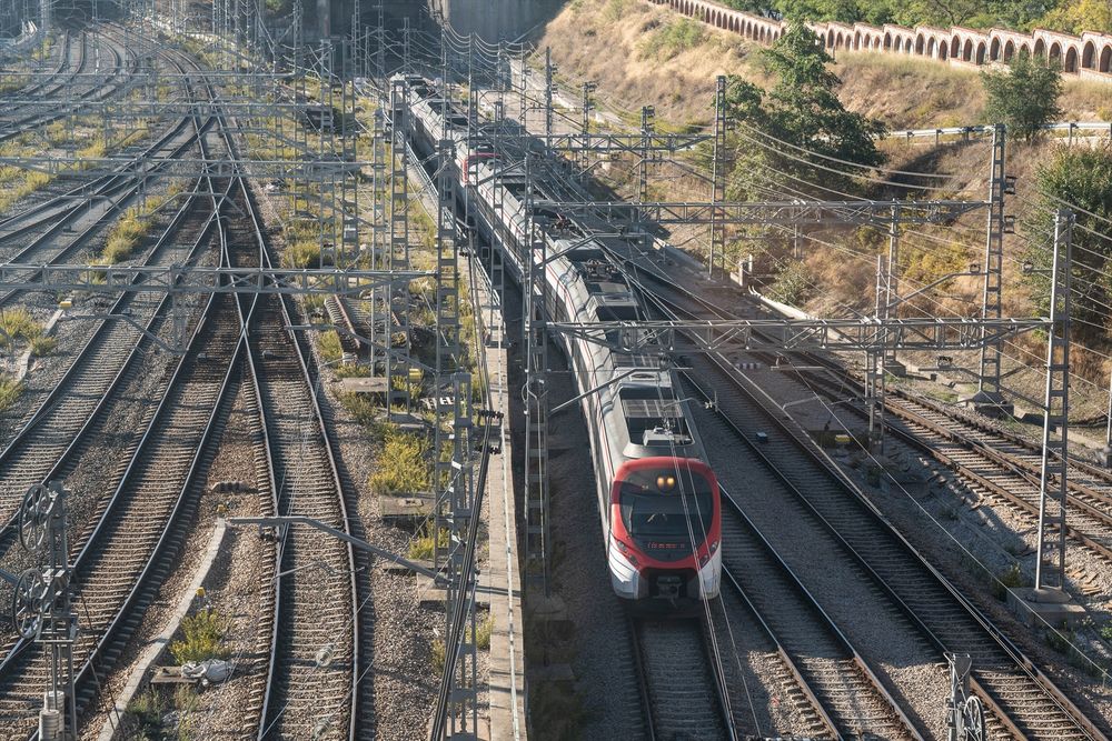 Un tren de cercanías llega a la estación de tren de Chamartín, en Madrid. EUROPA PRESS