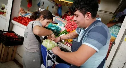 Las bolsas reutilizables son parte del escenario diario de la ciudad