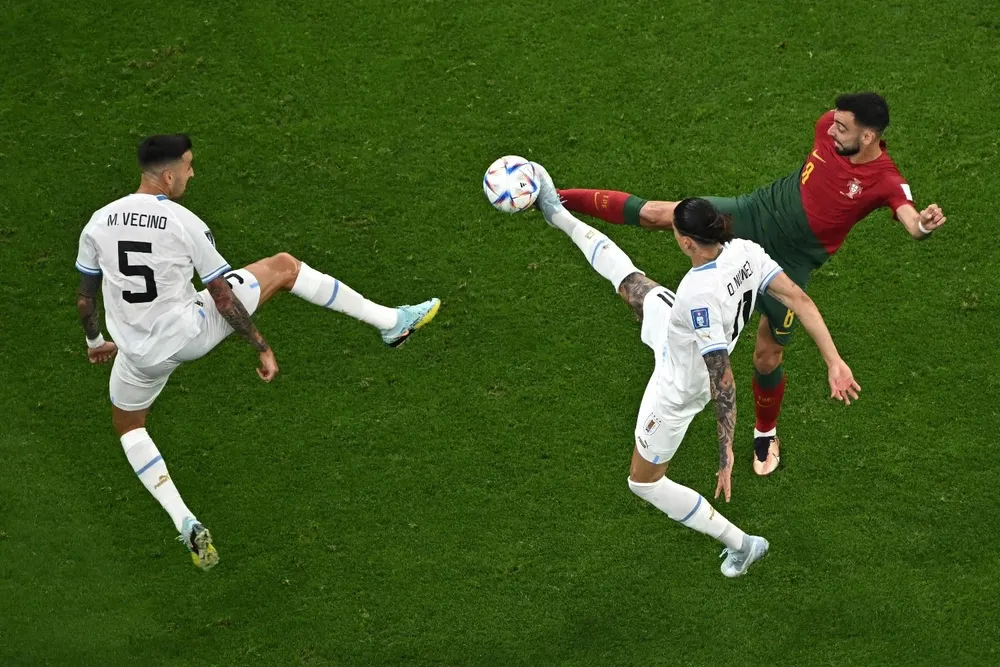 Matías Vecino y Darwin Núñez contra Bruno Fernandes