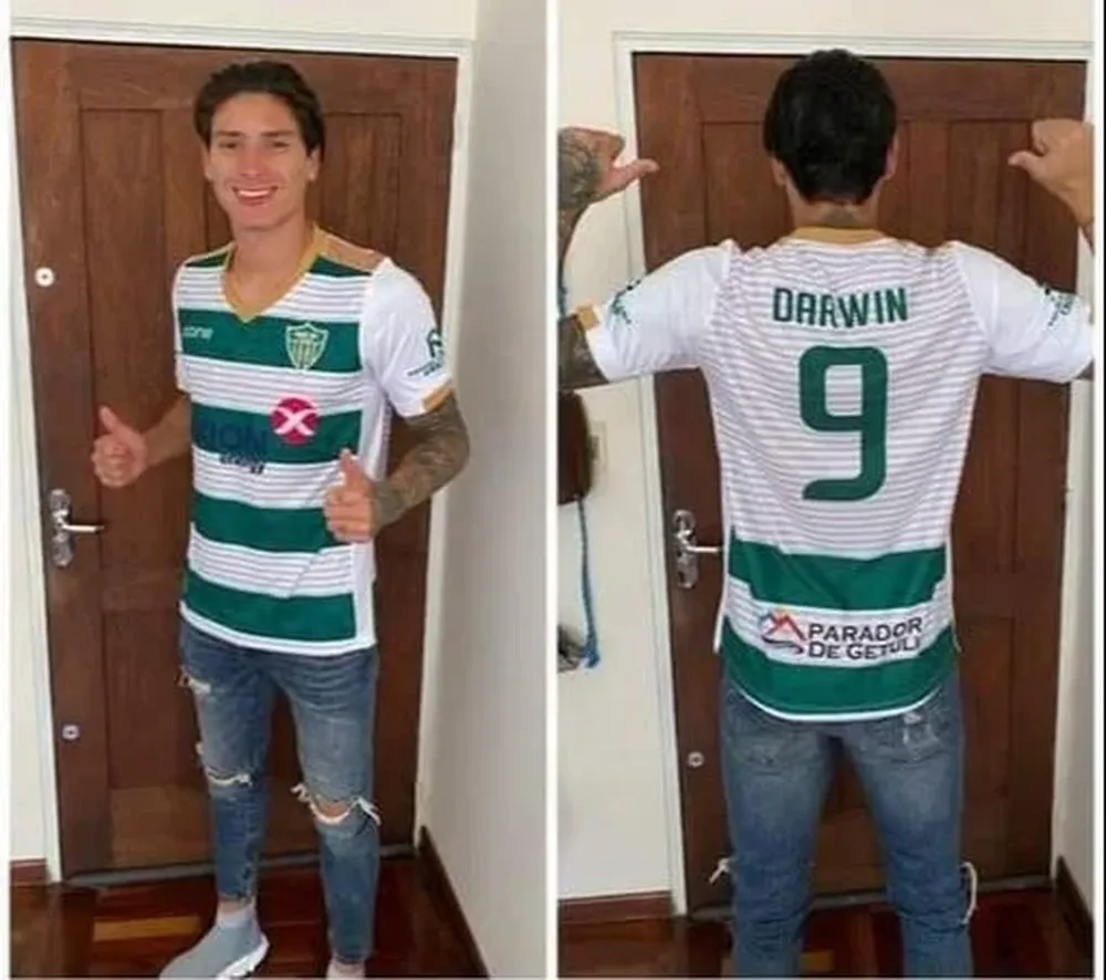 Darwin Núñez con la camiseta de Pirata