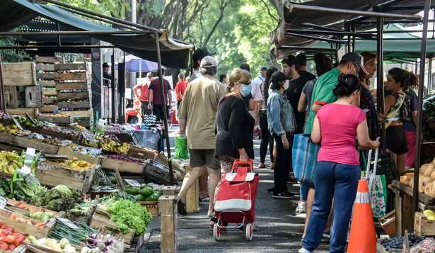 Puestos de frutas y verduras.