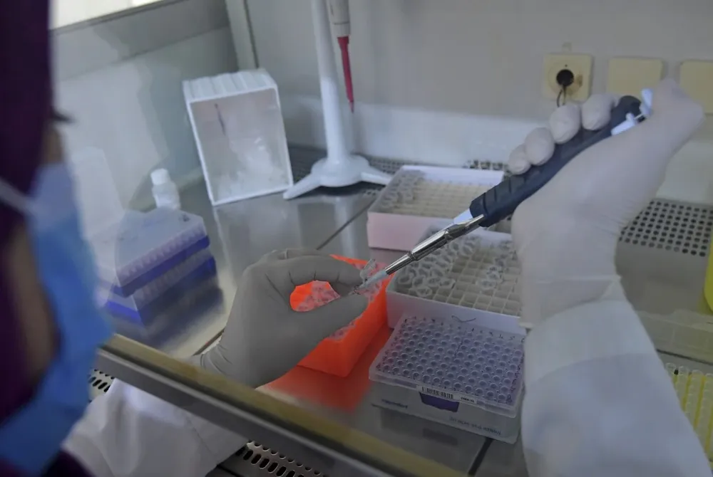 El efecto de la vacunación disminuirá los ingresos a CTI pero no los contagios, según los expertos