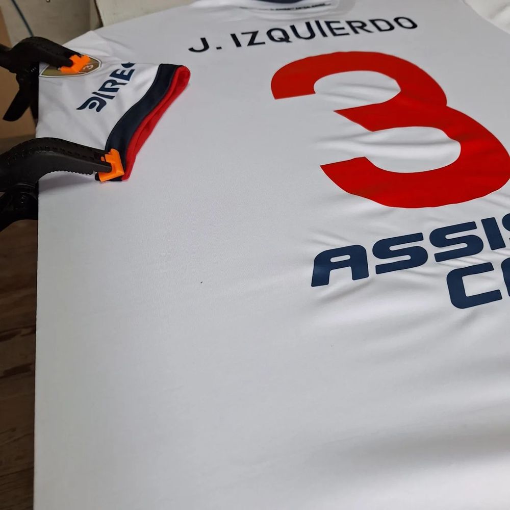 El cuadro con la camiseta de Juan Izquierdo en Los Céspedes