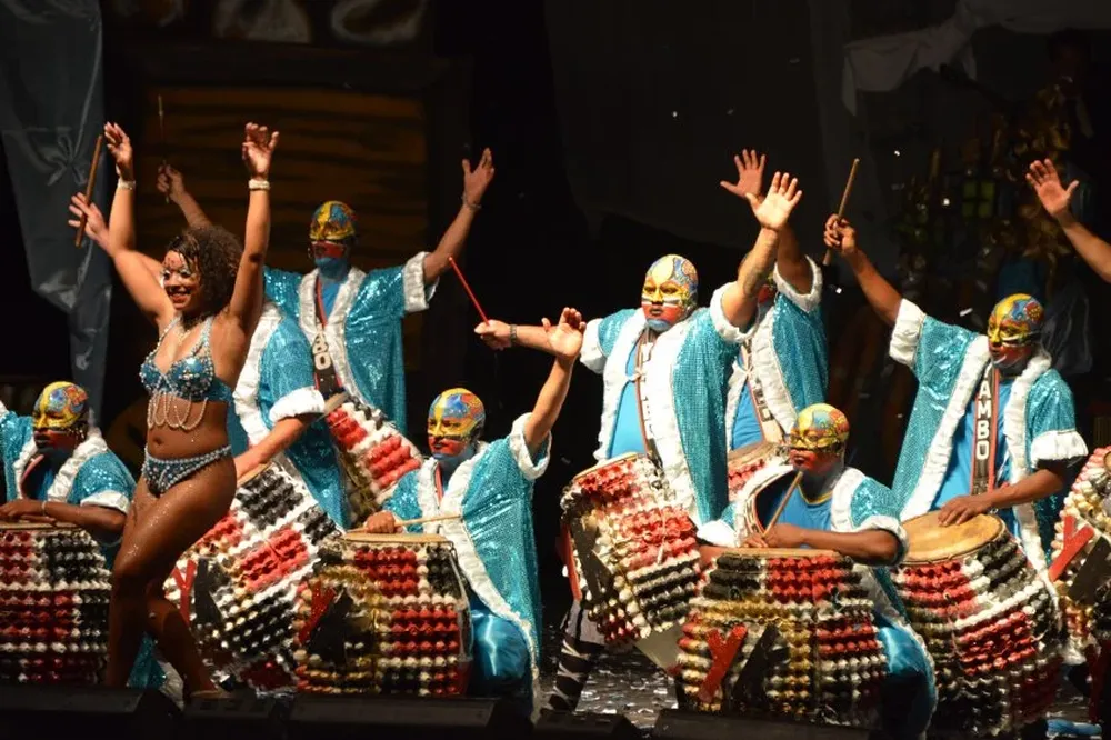 La comparsa Yambo Kenia es uno de los conjuntos que siguen en carrera.