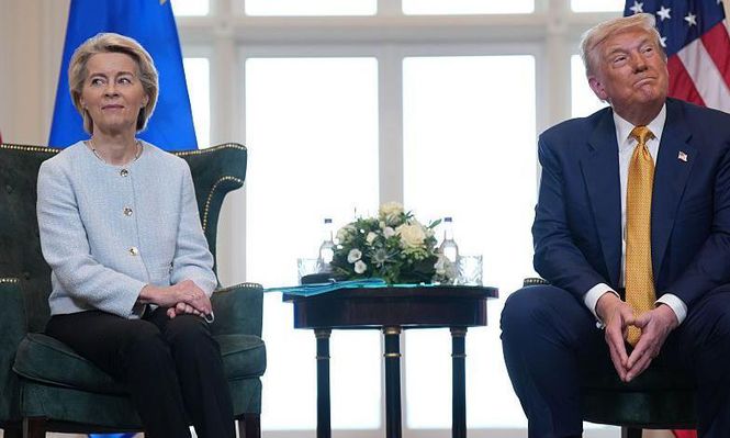Ursula von der Leyen y Donald Trump sentados en una reunión en Escocia en julio de 2025 en la que acordaron el tratado comercial.