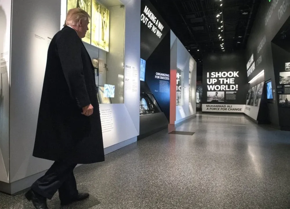 Donald Trump visita el Museo de Historia y Cultura Afroamericana, en Washington, Estados Unidos