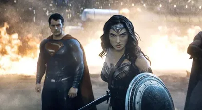 La Mujer Maravilla, interpretada por la actriz israelí Gal Gadot, es una revelación grata que genera expectativas para su filme en solitario. Warner Bros.