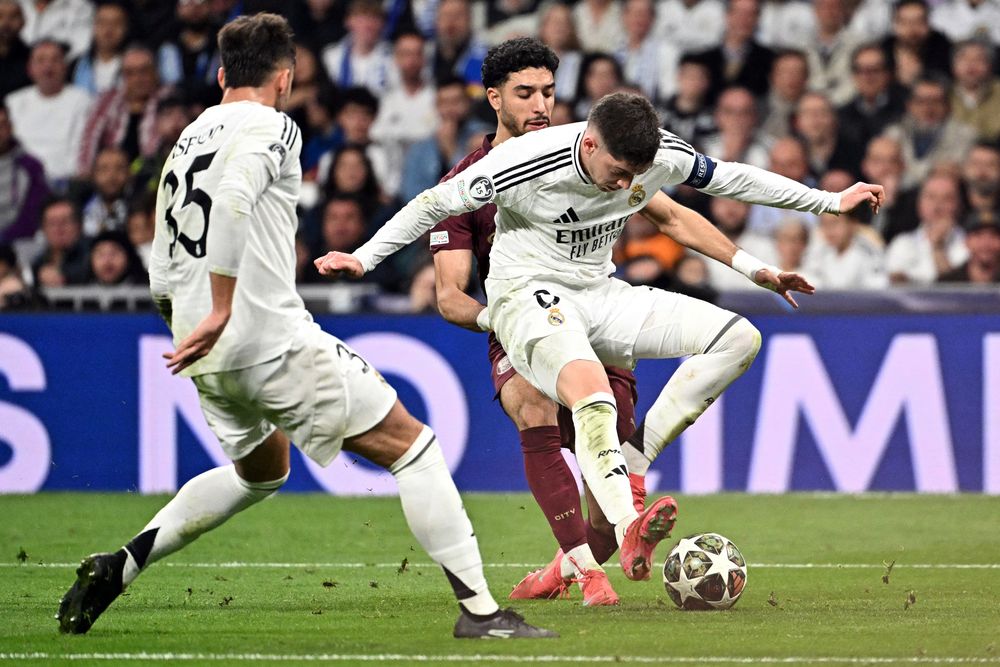 Federico Valverde de Real Madrid ante Omar Marmoush de Manchester City