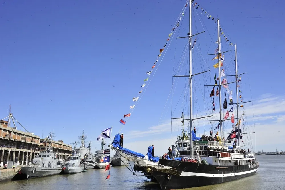 El velero Capitán Miranda llegando al puerto de Montevideo en 2023. Archivo