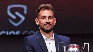 Cristhian Stuani muestra orgulloso el trofeo de máximo goledor de la Segunda división española