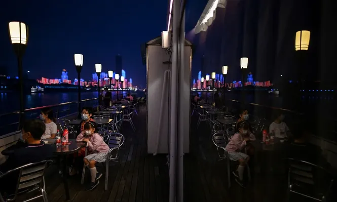 Personas con tapabocas en un velero turístico Yangtze River in Wuhan, la ciudad de China donde se detectaron los primeros casos de coronavirus