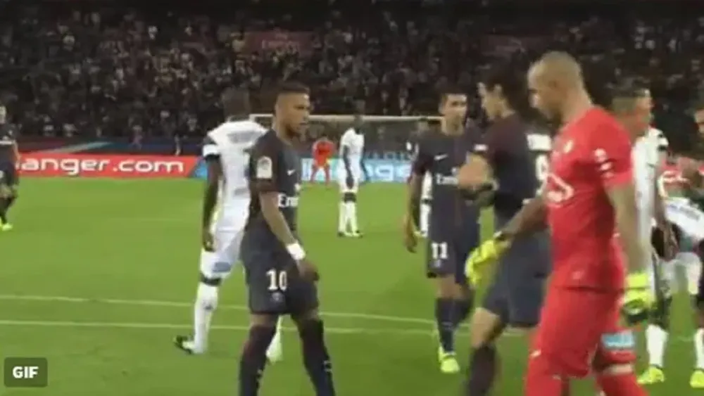 Cavani con la pelota para patear el penal