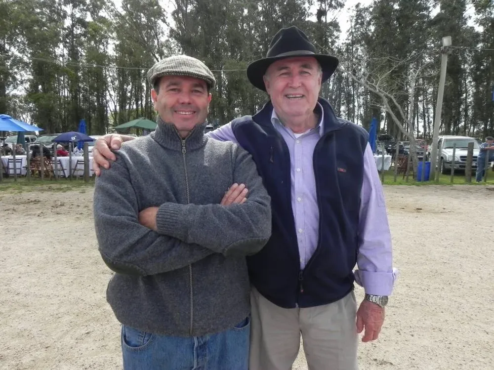 El rematador Mauricio Cabrera y el criador César Musselli