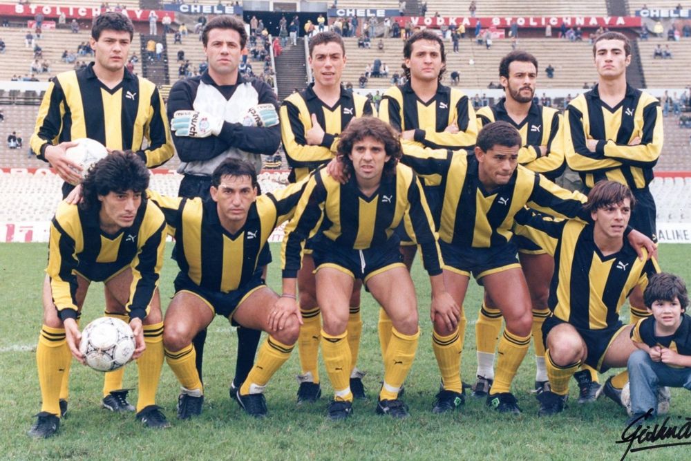 Peñarol 1991: arriba, Jorge Goncalves, Fernando Álvez, Carlos Sánchez, Diego Dorta, Alfonso Domínguez y Paolo Montero; abajo, Adrián Paz, Paulinho, Fernando Rosa, Eduardo Da Silva y Leonardo García