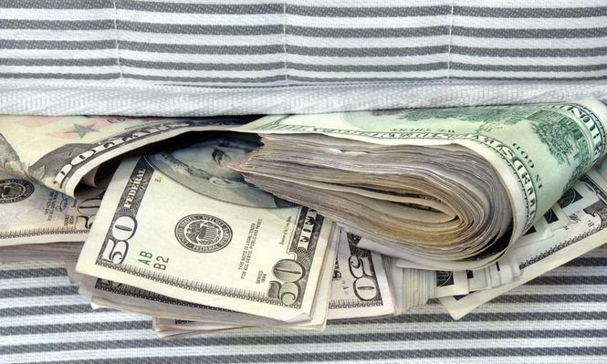 Qué son los dólares bajo el colchón que Javier Milei quiere utilizar para incentivar la economía de Argentina