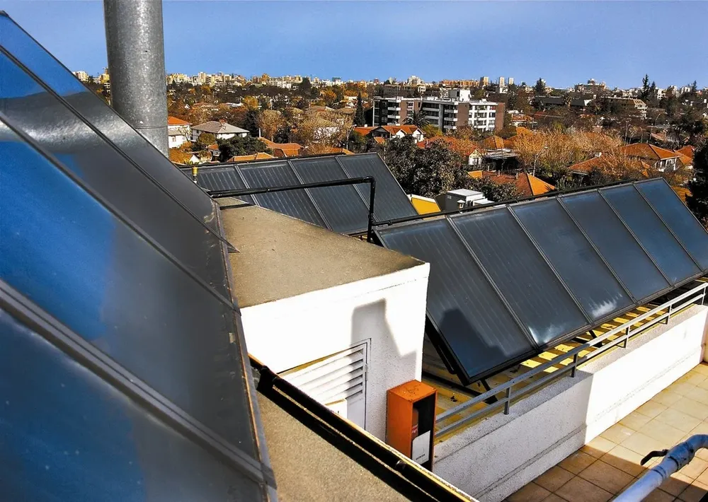 Los colectores solares que se instalan en la industria permiten ahorrar fueloil y leña, por ejemplo