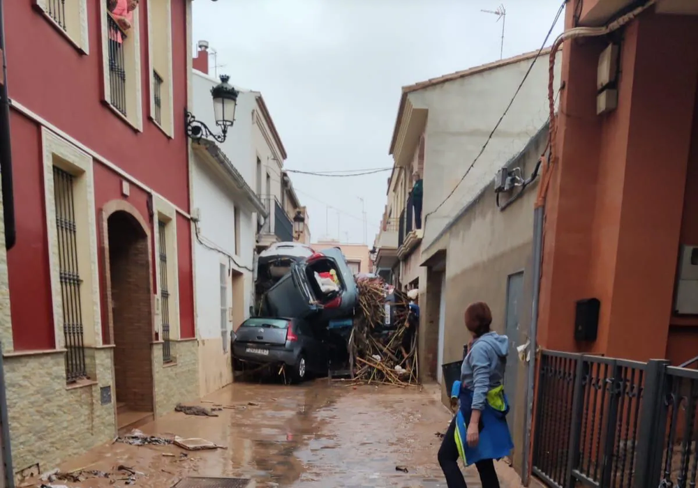 Coches atascados en calles totalmente desbordadas.