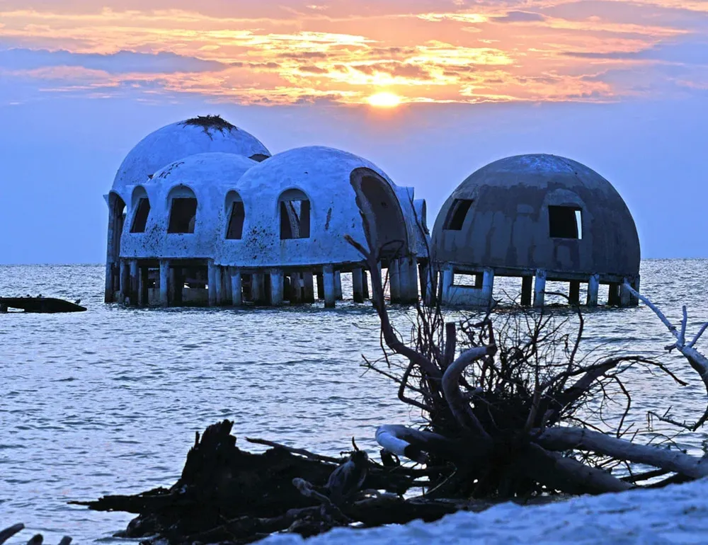 Un conjunto de casas conquistadas por el crecimiento del agua en Marco Island, Florida, Estados Unidos