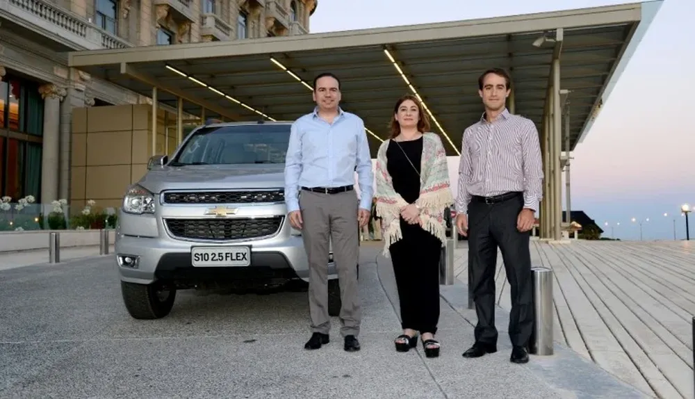 Pablo Ramos, Sandra Pereyra y Agustin Repiso con el nuevo modelo Chevrolet