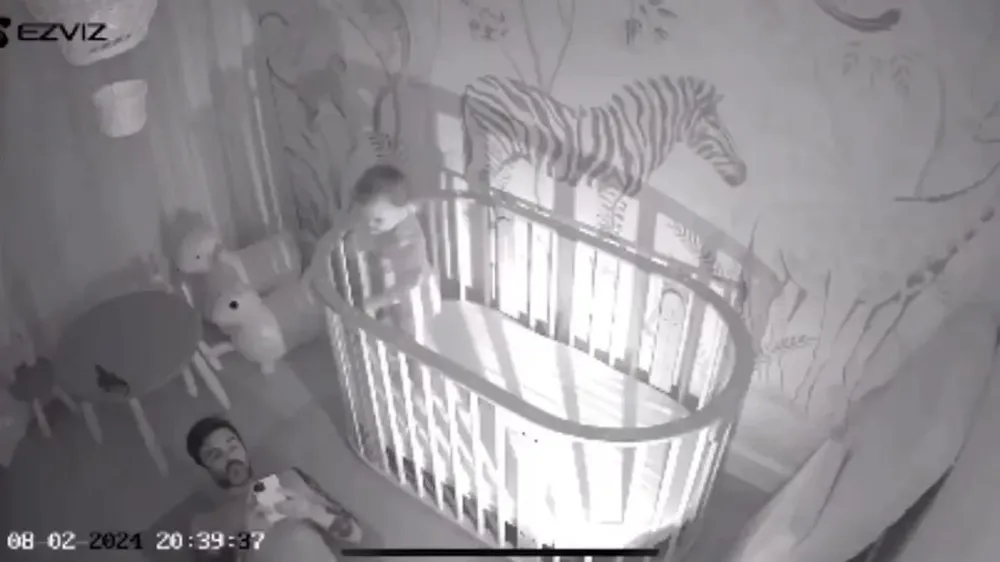 El momento en el que Luca se lanza desde la cuna